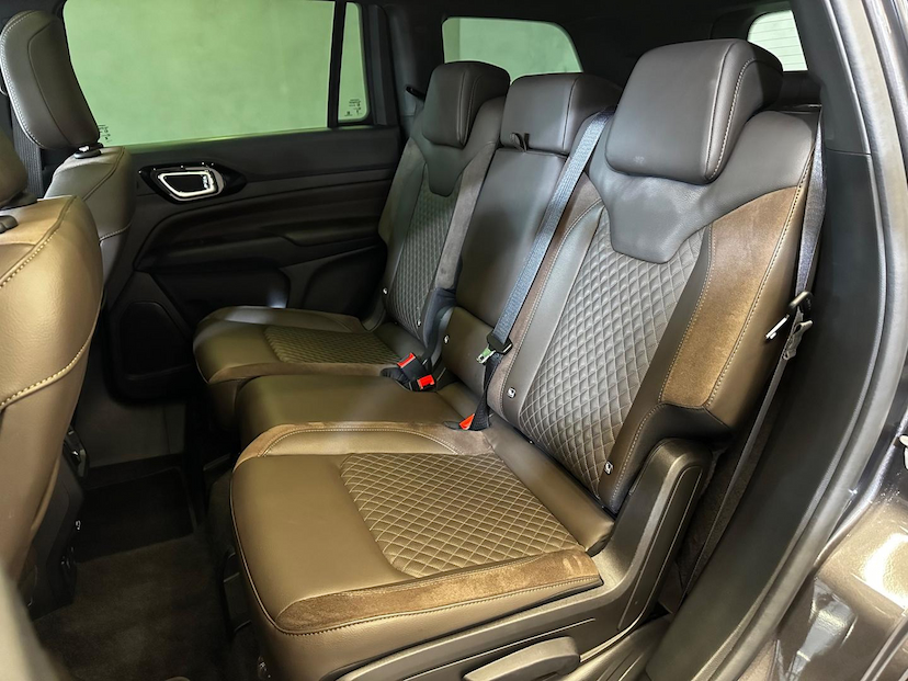 Foto do veículo JEEP COMMANDER  OVR TD380 2023 31.358 KM 208.900,00