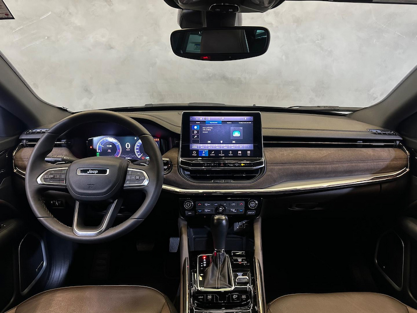 Foto do veículo JEEP COMMANDER  OVR TD380 2023 31.358 KM 208.900,00