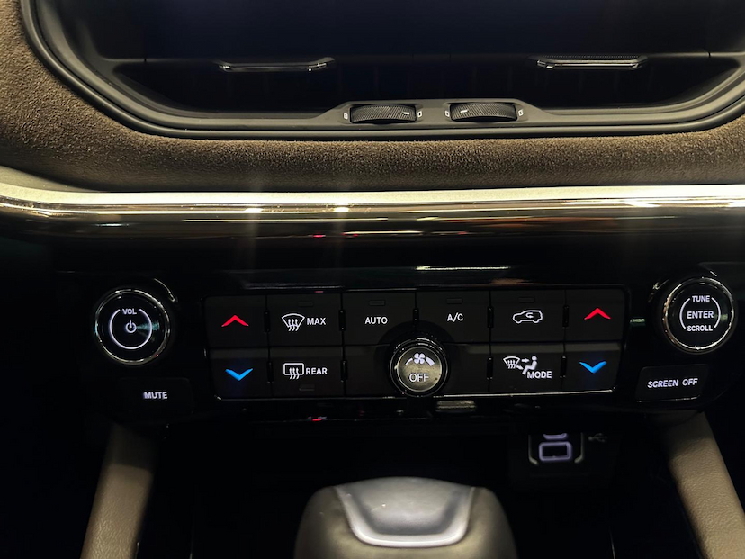 Foto do veículo JEEP COMMANDER  OVR TD380 2024 10.024 KM 239.900,00