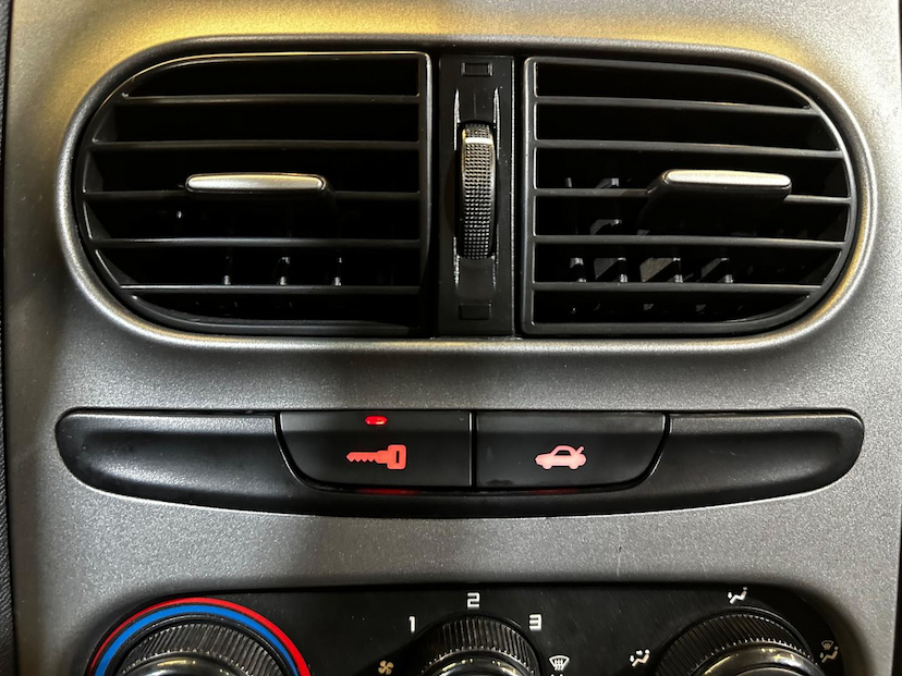 Foto do veículo FIAT IDEA  ATTRACTIVE 1.4 2015 51.900 KM 49.900,00