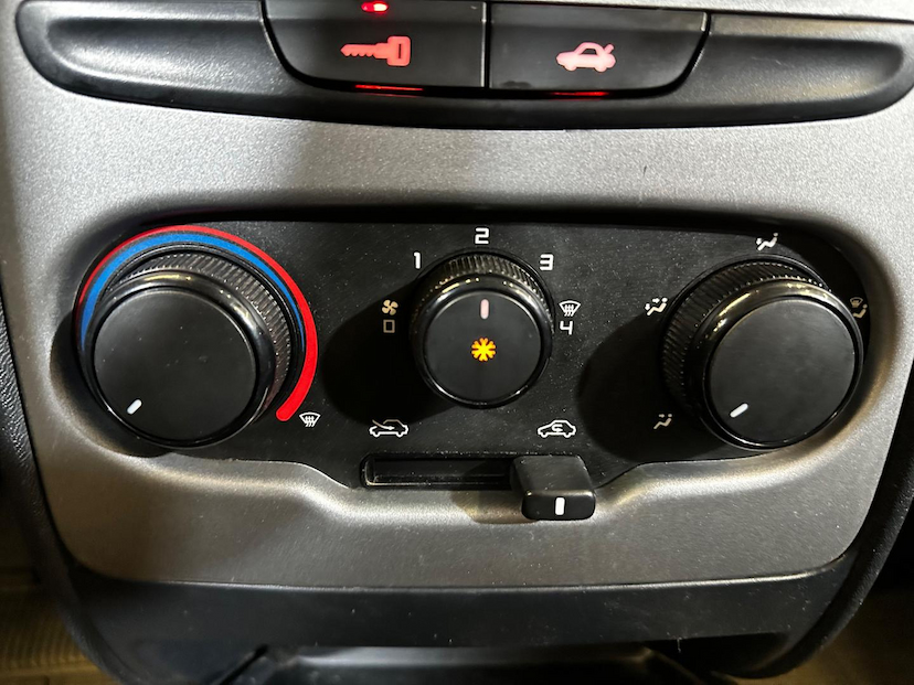 Foto do veículo FIAT IDEA  ATTRACTIVE 1.4 2015 51.900 KM 49.900,00