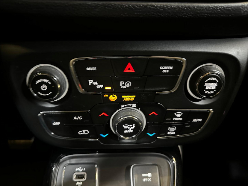 Foto do veículo JEEP COMPASS  LIMITED F H 2020 49.810 KM 109.900,00
