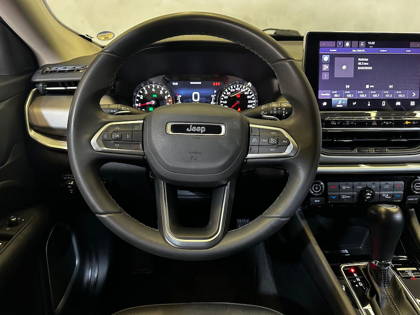 Foto do veículo JEEP COMPASS  LONG TF 2022 15.754 KM 136.900,00