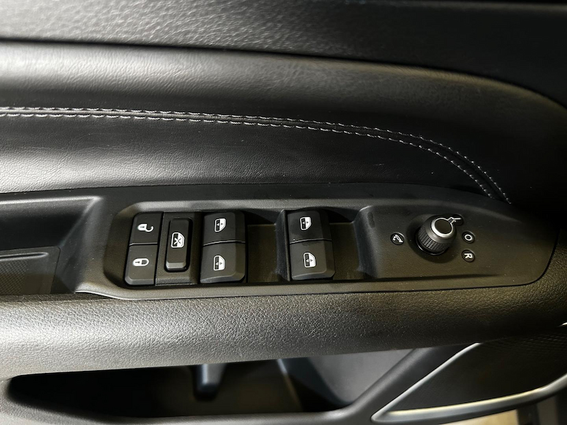 Foto do veículo JEEP COMPASS  LONG TF 2022 15.754 KM 136.900,00