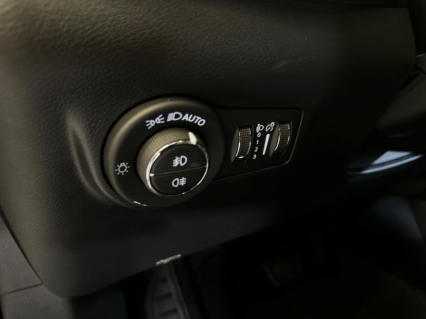Foto do veículo JEEP COMPASS  LONG TF 2022 15.754 KM 136.900,00
