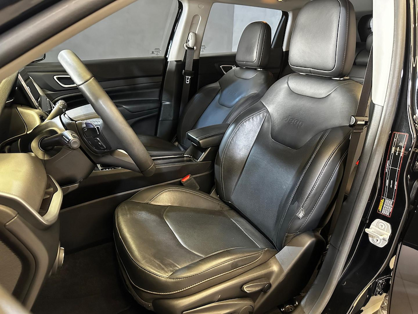 Foto do veículo JEEP COMPASS  LONG TF 2022 15.754 KM 136.900,00