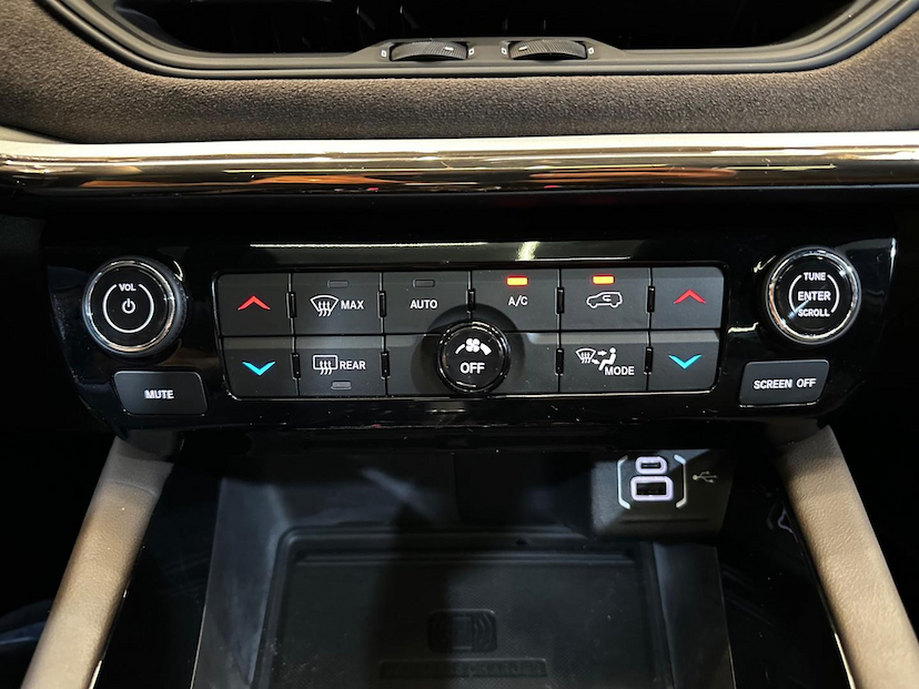 Foto do veículo JEEP COMMANDER  OVR T270 2024 5.890 KM 218.900,00