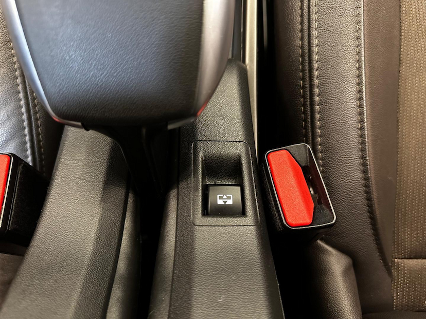 Foto do veículo PEUGEOT 2008  CROSS EAT6 2019 86.631 KM 71.900,00