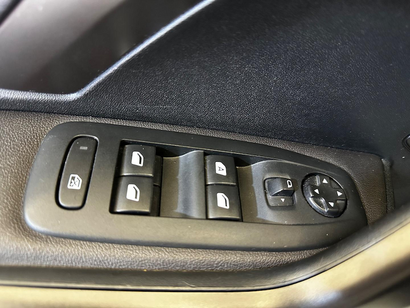 Foto do veículo PEUGEOT 2008  CROSS EAT6 2019 86.631 KM 71.900,00