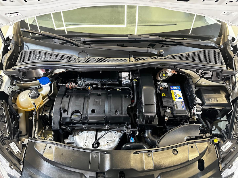 Foto do veículo PEUGEOT 2008  CROSS EAT6 2019 86.631 KM 71.900,00