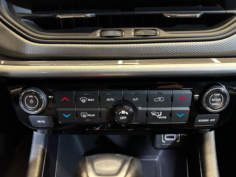 Foto do veículo JEEP COMPASS  LONG TF 2022 82.557 KM 119.900,00