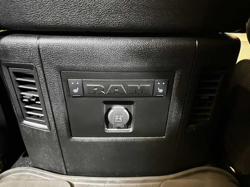 Foto do veículo RAM 1500  CLASSIC LARAMIE 5.7 CD V8 4X4 AUT. 2022 36.081 KM 272.900,00