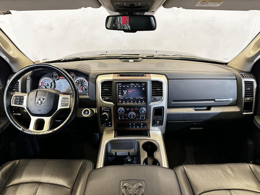 Foto do veículo RAM 1500  CLASSIC LARAMIE 5.7 CD V8 4X4 AUT. 2022 36.081 KM 272.900,00