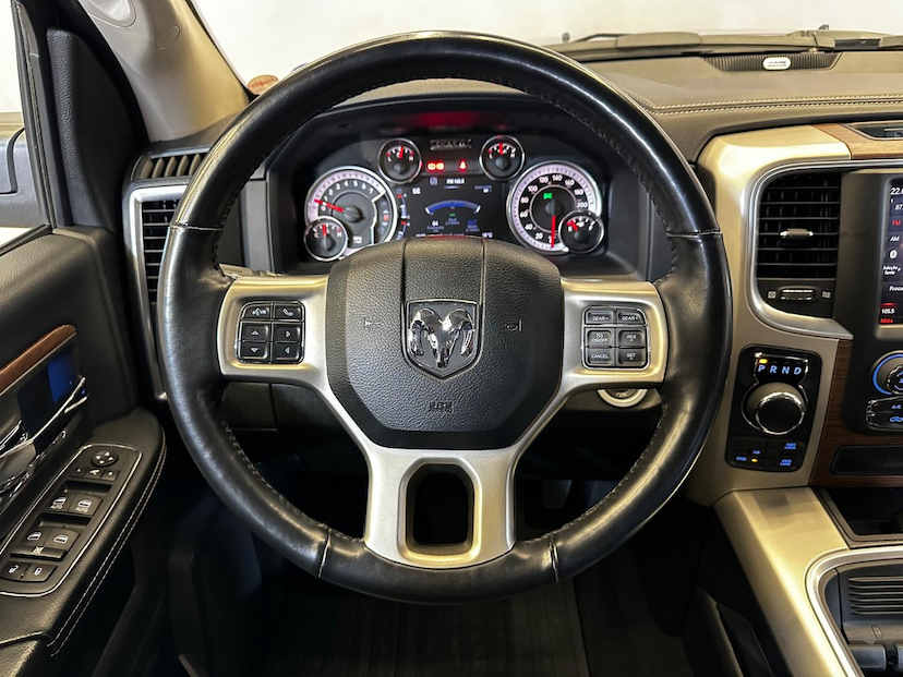 Foto do veículo RAM 1500  CLASSIC LARAMIE 5.7 CD V8 4X4 AUT. 2022 36.081 KM 272.900,00