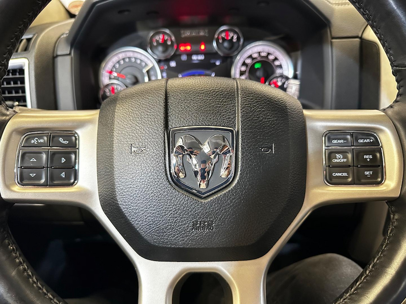 Foto do veículo RAM 1500  CLASSIC LARAMIE 5.7 CD V8 4X4 AUT. 2022 36.081 KM 272.900,00