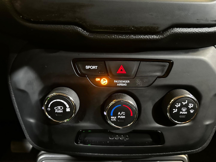 Foto do veículo JEEP RENEGADE  1.8 16V FLEX SPORT 4P AUTOMÁTICO 2019 47.871 KM 75.900,00