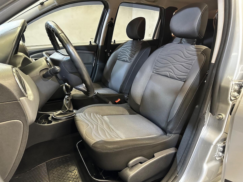 Foto do veículo RENAULT DUSTER  20 D 4X2 2015 97.207 KM 59.900,00