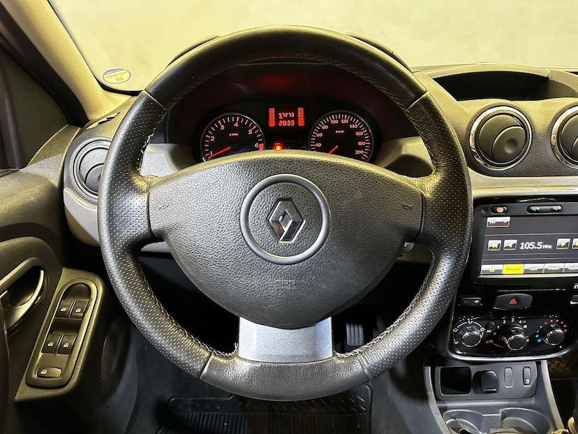 Foto do veículo RENAULT DUSTER  20 D 4X2 2015 97.207 KM 59.900,00