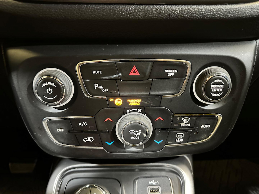 Foto do veículo JEEP COMPASS  LONGITUDE D 2019 55.854 KM 116.900,00