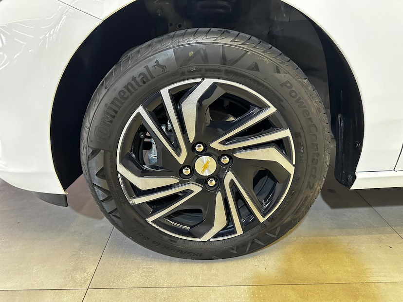 Foto do veículo CHEVROLET ONIX  10MT LT2 2025 12.801 KM 82.900,00