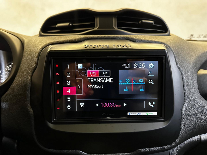 Foto do veículo JEEP RENEGADE  1.8 16V FLEX LONGITUDE 4P AUTOMATICO 2016 86.209 KM 73.900,00