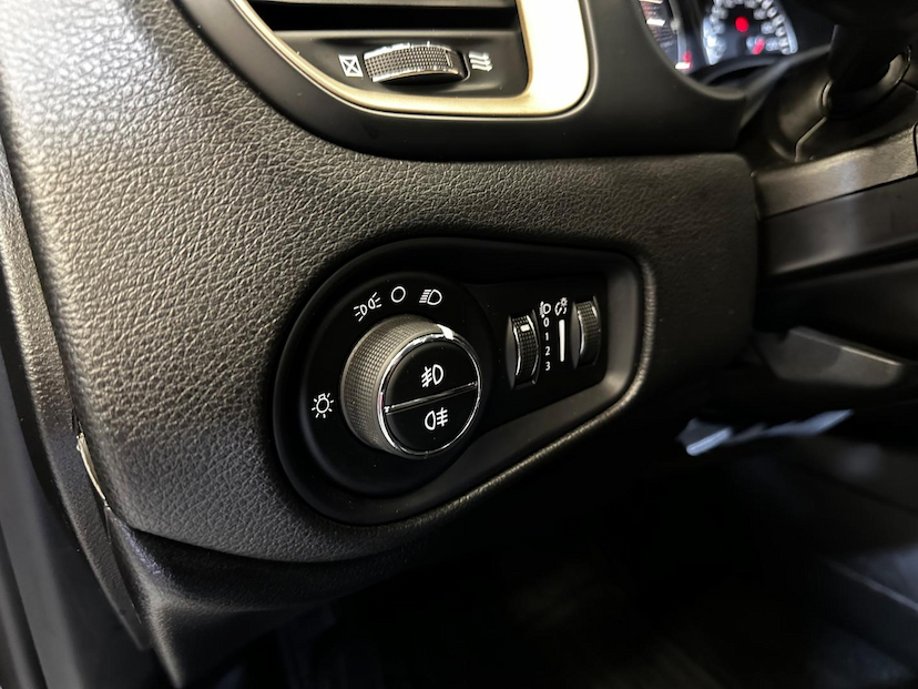 Foto do veículo JEEP RENEGADE  1.8 16V FLEX LONGITUDE 4P AUTOMATICO 2016 86.209 KM 73.900,00
