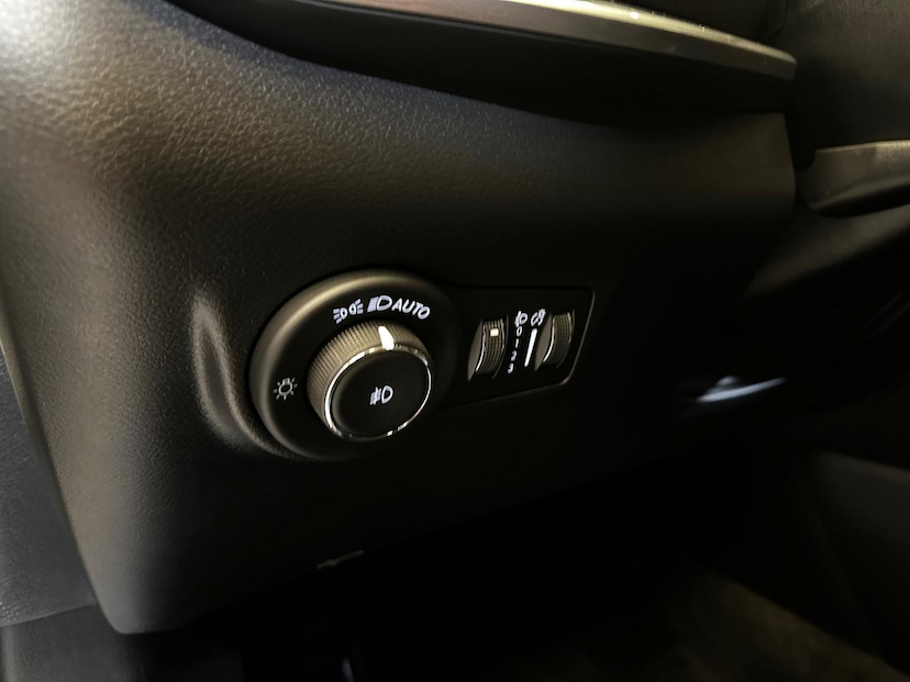Foto do veículo JEEP COMPASS  LONG. T270 1.3 TB 4X2 FLEX AUT. 2023 23.051 KM 135.900,00