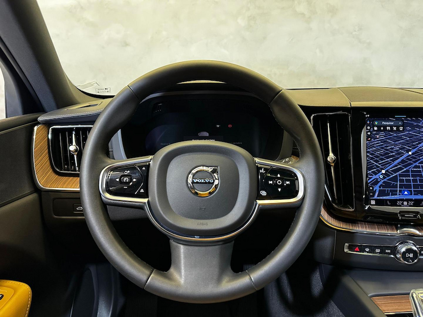Foto do veículo VOLVO XC60  T8 ULTIMATE 2.0 AWD (HIBRIDO) 2023 17.446 KM 329.900,00