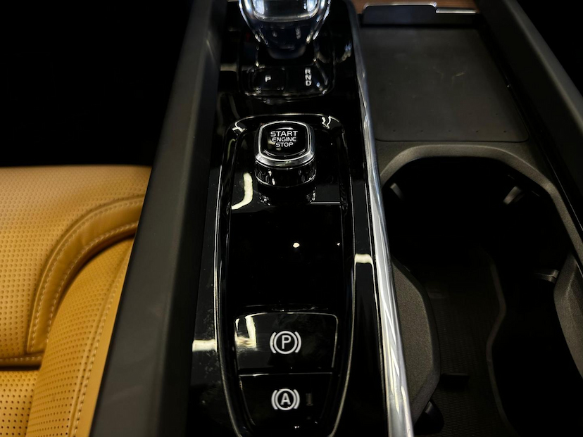 Foto do veículo VOLVO XC60  T8 ULTIMATE 2.0 AWD (HIBRIDO) 2023 17.446 KM 329.900,00
