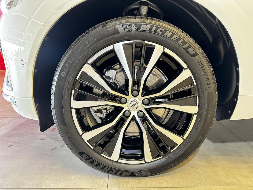 Foto do veículo VOLVO XC60  T8 ULTIMATE 2.0 AWD (HIBRIDO) 2023 17.446 KM 329.900,00