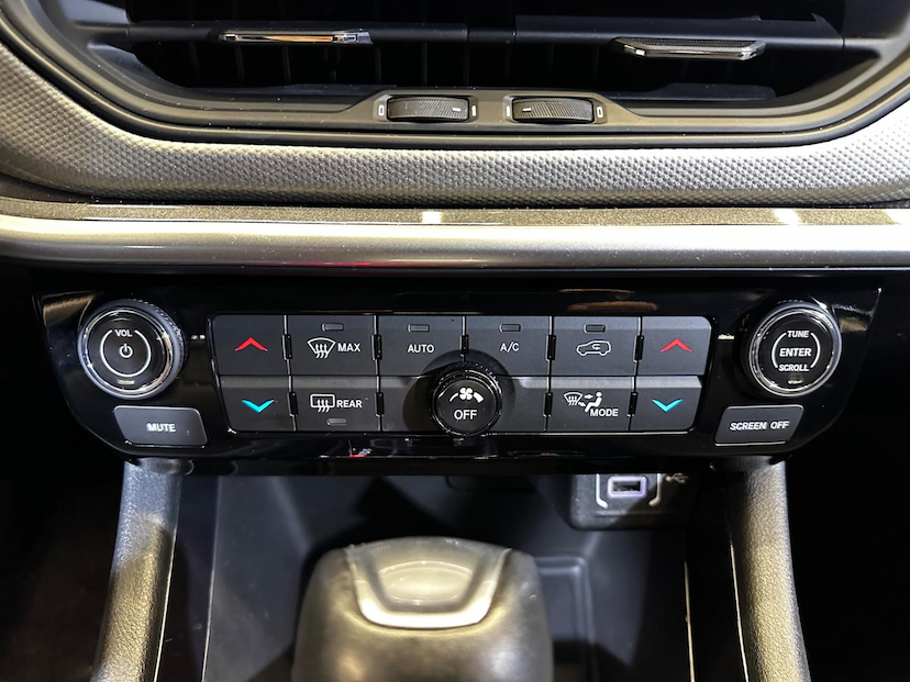 Foto do veículo JEEP COMPASS  LONG. T270 1.3 TB 4X2 FLEX AUT. 2022 22.549 KM 134.900,00