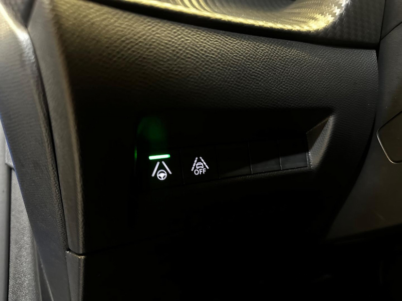 Foto do veículo PEUGEOT 208 E-208 GT 5P AUT. 2022 2.921 KM 115.900,00