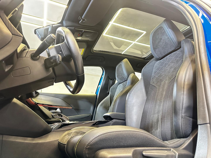 Foto do veículo PEUGEOT 208 E-208 GT 5P AUT. 2022 2.921 KM 115.900,00