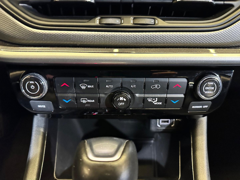Foto do veículo JEEP COMPASS  LONG. T270 1.3 TB 4X2 FLEX AUT. 2022 44.816 KM 130.900,00
