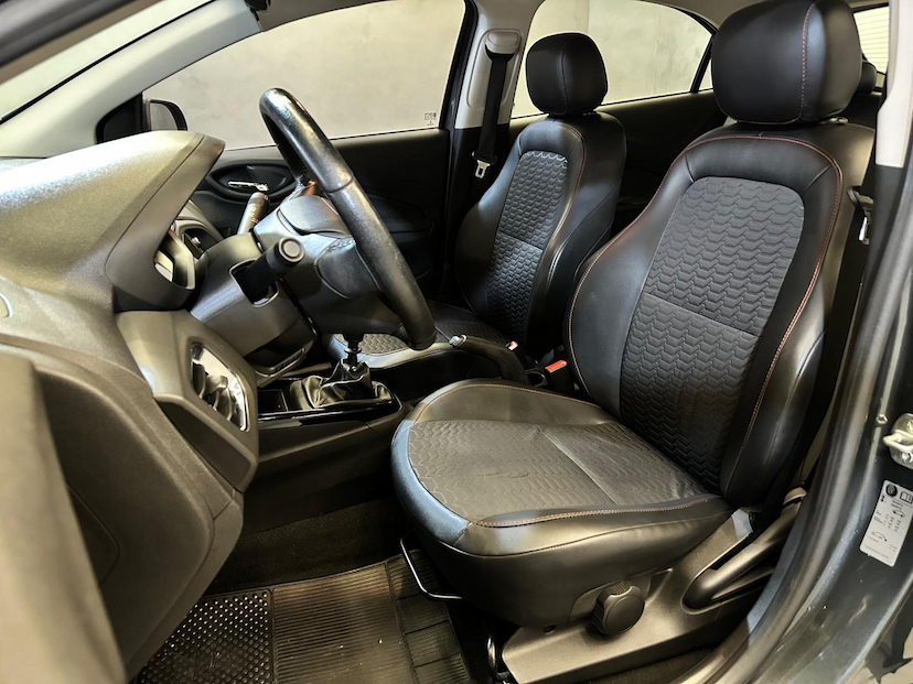 Foto do veículo CHEVROLET ONIX  1.4MT LTZ 2017 68.100 KM 62.900,00