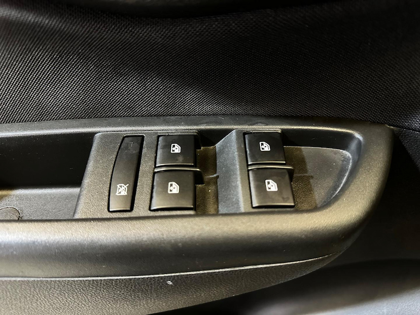 Foto do veículo CHEVROLET ONIX  1.4MT LTZ 2017 68.100 KM 62.900,00