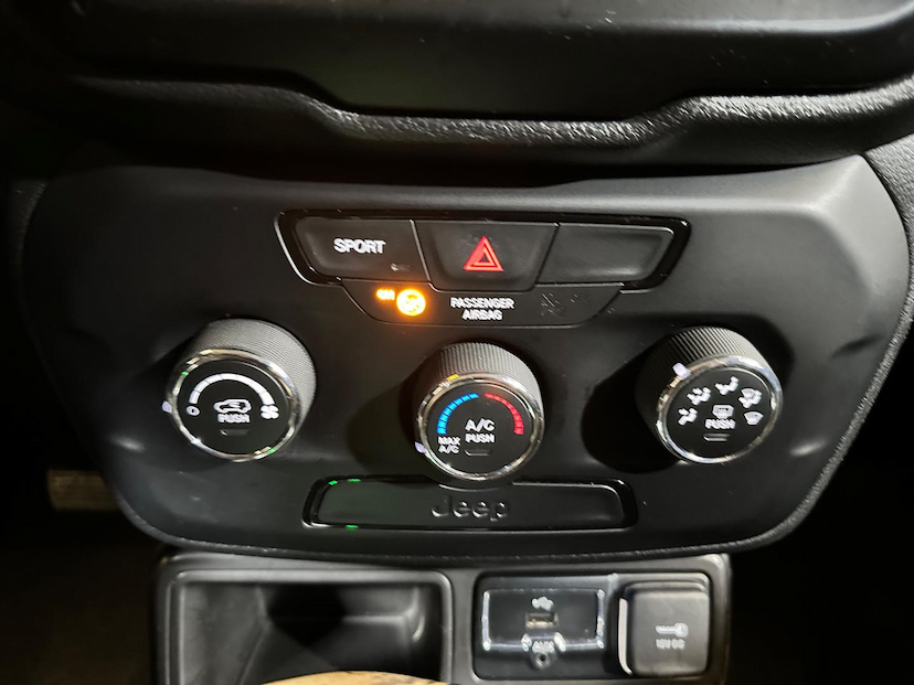 Foto do veículo JEEP RENEGADE  1.8 16V FLEX 4P 2019 77.182 KM 74.900,00