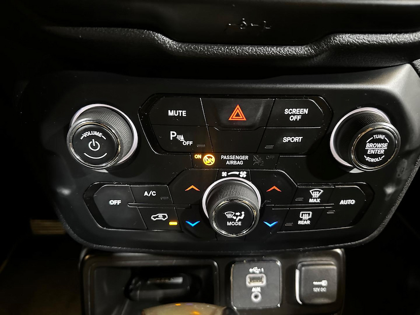 Foto do veículo JEEP RENEGADE  LNGTD AT 2021 104.646 KM 84.900,00