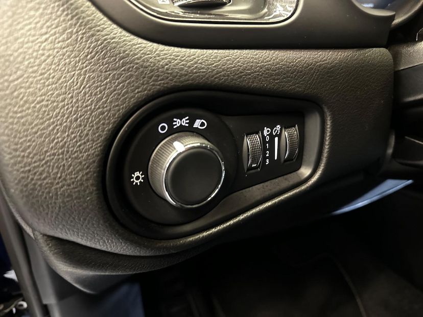 Foto do veículo JEEP RENEGADE  LONGITUDE T270 1.3 TB 4X2 FLEX AUT 2023 24.079 KM 112.900,00