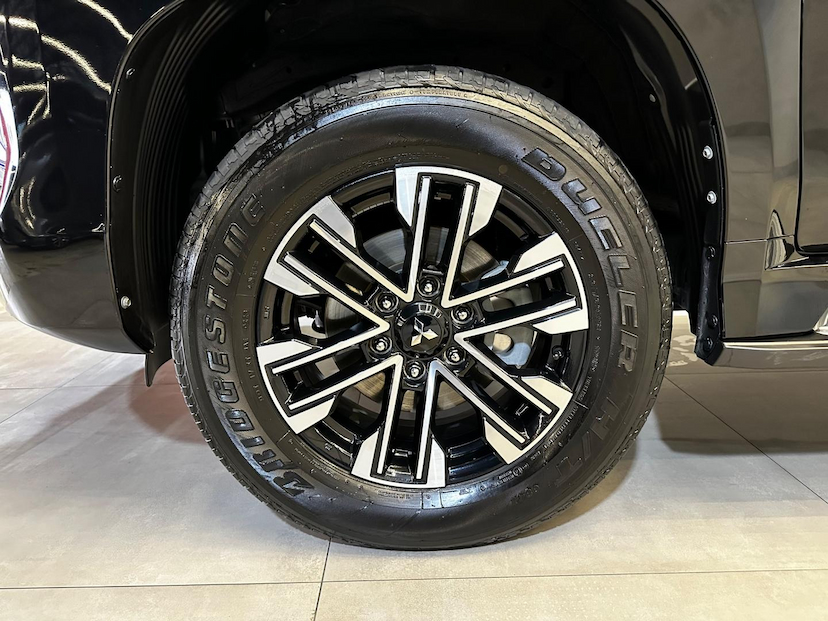 Foto do veículo MITSUBISHI PAJERO SPORT  HPE-S 2.4 4X4 DIESEL AUT. 2024 30.449 KM 329.900,00