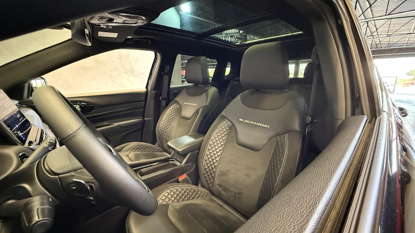 Foto do veículo JEEP COMPASS  BLACKHAWK 2025 17.806 KM 214.900,00
