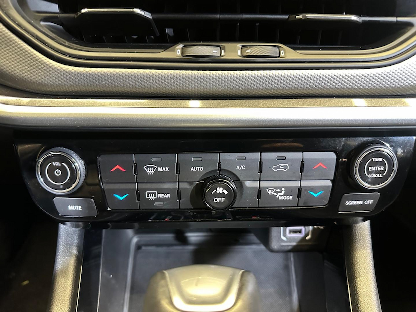 Foto do veículo JEEP COMPASS  LONG. T270 1.3 TB 4X2 FLEX AUT. 2023 34.631 KM 140.900,00
