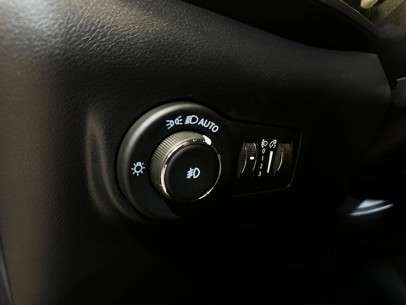 Foto do veículo JEEP COMPASS  LONG. T270 1.3 TB 4X2 FLEX AUT. 2023 34.631 KM 140.900,00