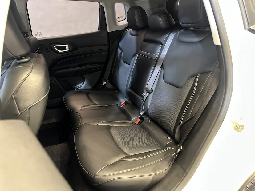 Foto do veículo JEEP COMPASS  LONG. T270 1.3 TB 4X2 FLEX AUT. 2023 34.631 KM 140.900,00