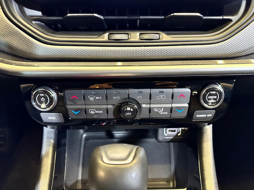 Foto do veículo JEEP COMPASS  LONG. T270 1.3 TB 4X2 FLEX AUT. 2023 49.250 KM 134.900,00
