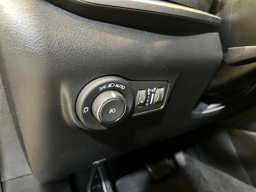 Foto do veículo JEEP COMPASS  LONG. T270 1.3 TB 4X2 FLEX AUT. 2023 49.250 KM 134.900,00