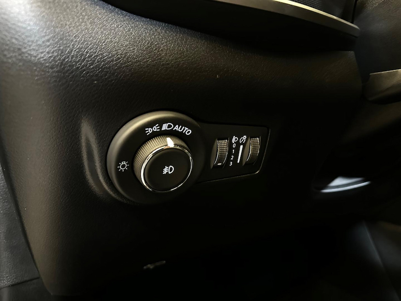 Foto do veículo JEEP COMPASS  LONG. T270 1.3 TB 4X2 FLEX AUT. 2023 22.775 KM 140.900,00