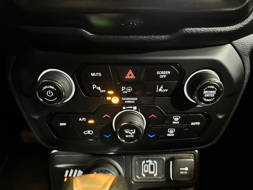 Foto do veículo JEEP RENEGADE  S T270 FLEX 4X4 2022 28.990 KM 126.900,00
