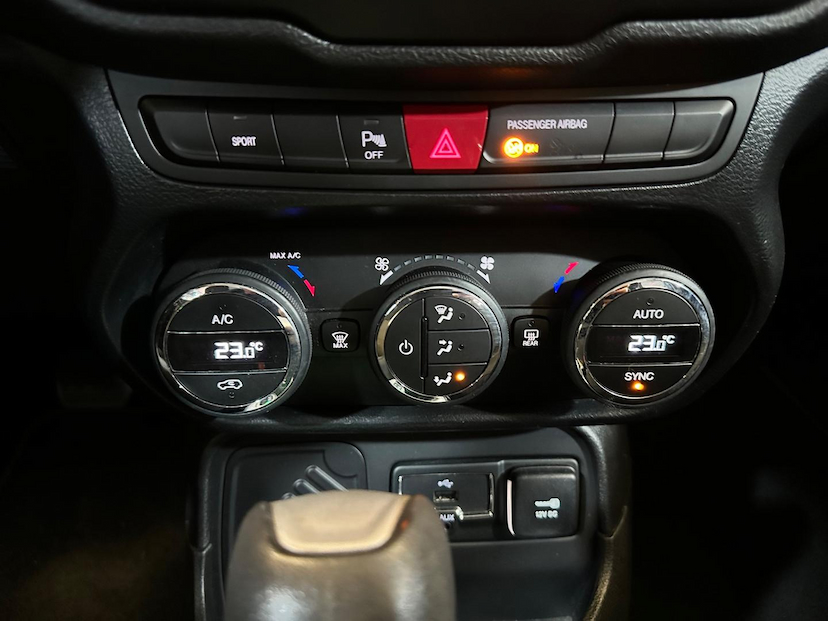 Foto do veículo JEEP RENEGADE  LGT T AT 2017 72.254 KM 74.900,00