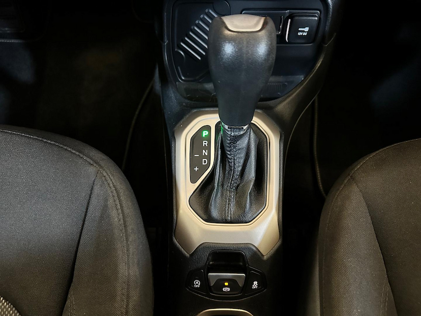 Foto do veículo JEEP RENEGADE  LGT T AT 2017 72.254 KM 74.900,00